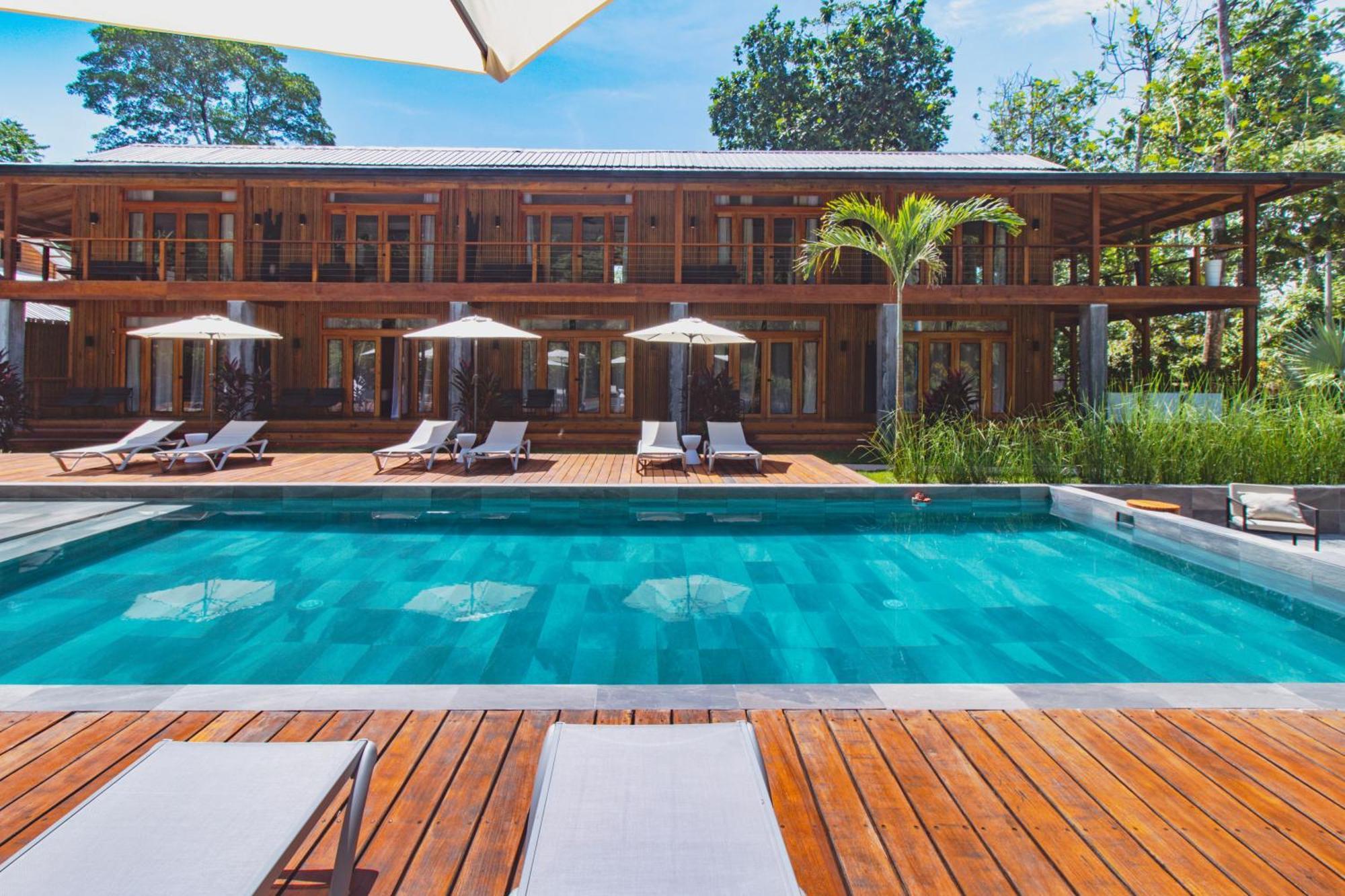S Boutique Hotel بوكاس تاون المظهر الخارجي الصورة