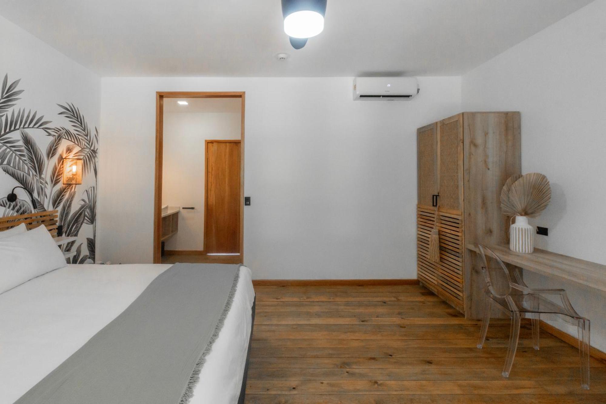 S Boutique Hotel بوكاس تاون المظهر الخارجي الصورة